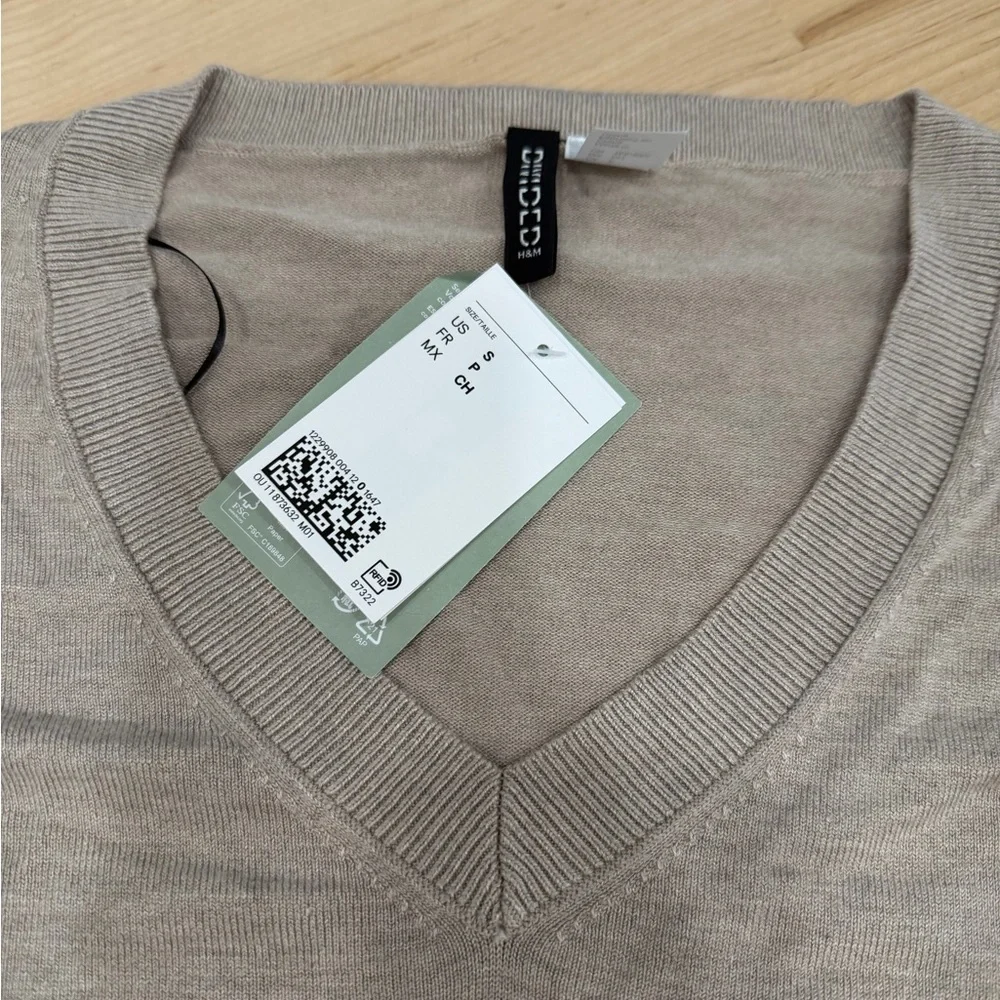 H&M Women's Tan V-Neck Sweater